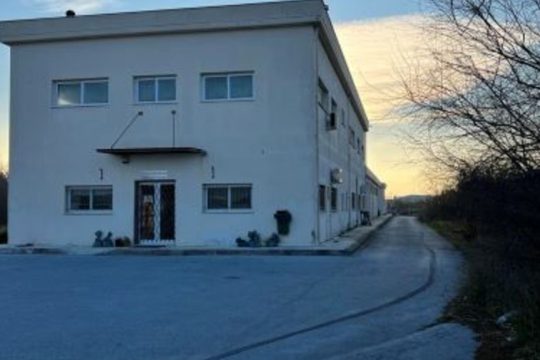 Το οικόπεδο του κ. Πάπιστα με το νεκροτομείο που βγήκε σε πλειστηριασμό